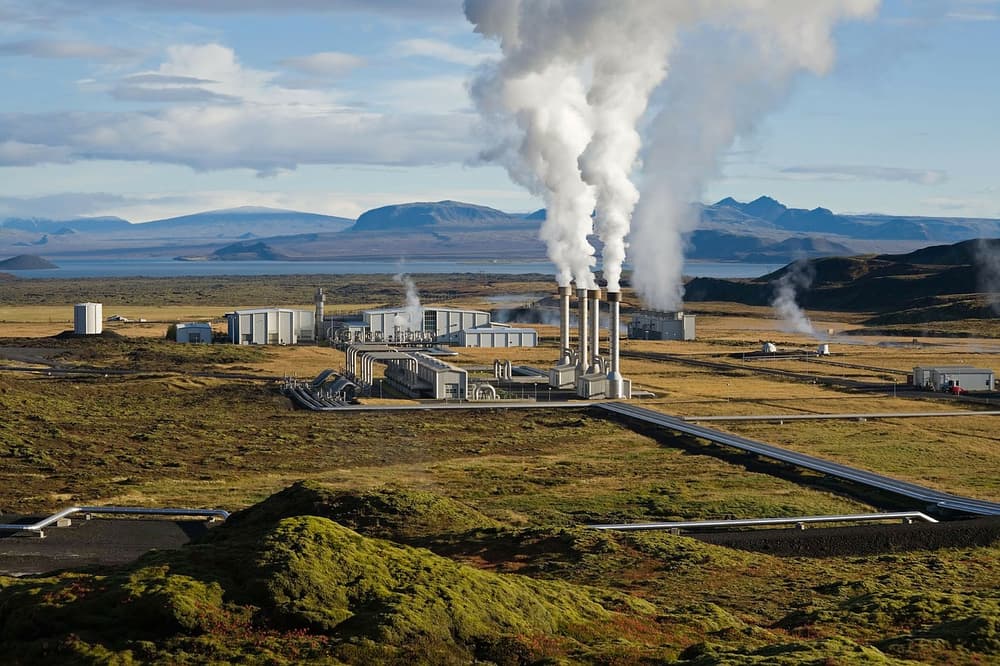 How does Iceland use geothermal energy?