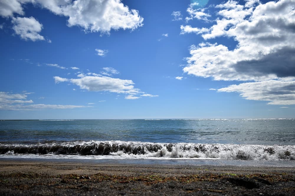 Can you surf in Iceland?