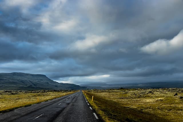 ¿Por qué lado de la carretera se conduce en Islandia?