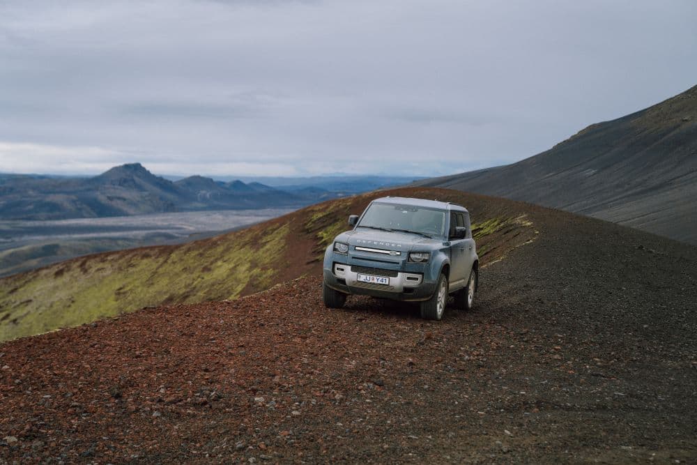 4x4 Land Rover Defender explorant une route isolée dans les Hautes Terres islandaises.