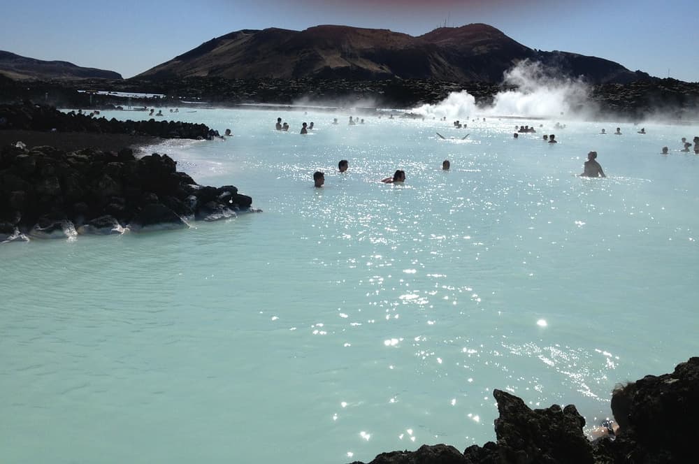 Blaue Lagune in Island Menschen genießen die Blaue Lagune in Island