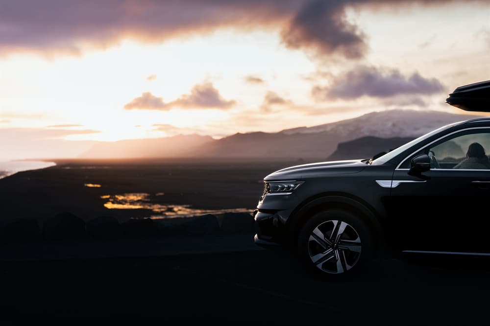 Image d'un SUV 4x4 de location en Islande avec un paysage magnifique