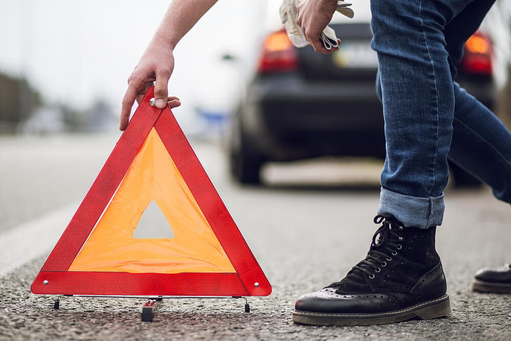 Emergencia en Islandia 1 Triángulo naranja frente a un coche de alquiler detenido.