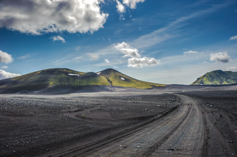 Piste F déserte. Piste F noire vide dans les hautes terres d'Islande.