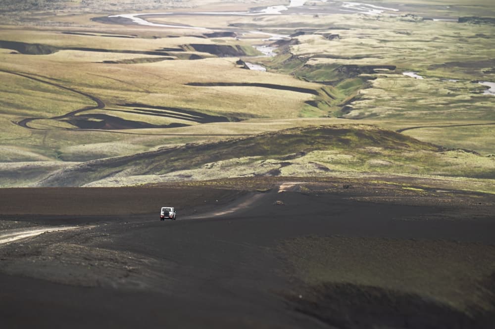 Piste F en Islande. 4x4 roulant sur la piste F noire dans les hautes terres d'Islande.
