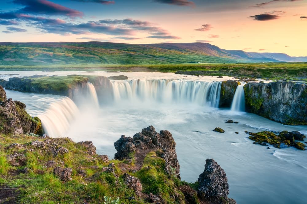 Goðafoss en été. Vue estivale de la cascade Goðafoss en Islande au coucher du soleil.
