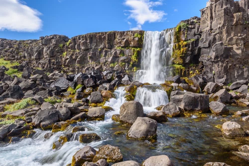 Cascade d'Oxnarfoss dans le parc national de Thingvellir.