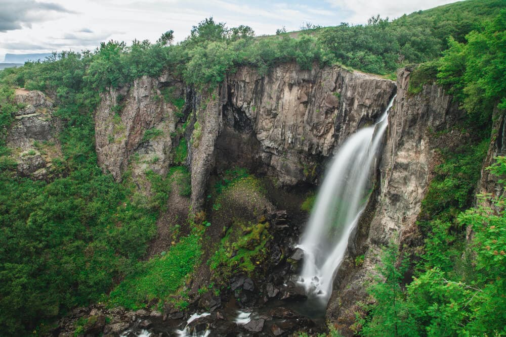 Chute d'eau Hundafoss près du sentier de randonnée de Svartifoss à Skaftafell, Islande. Vue sur Hundafoss depuis le sentier