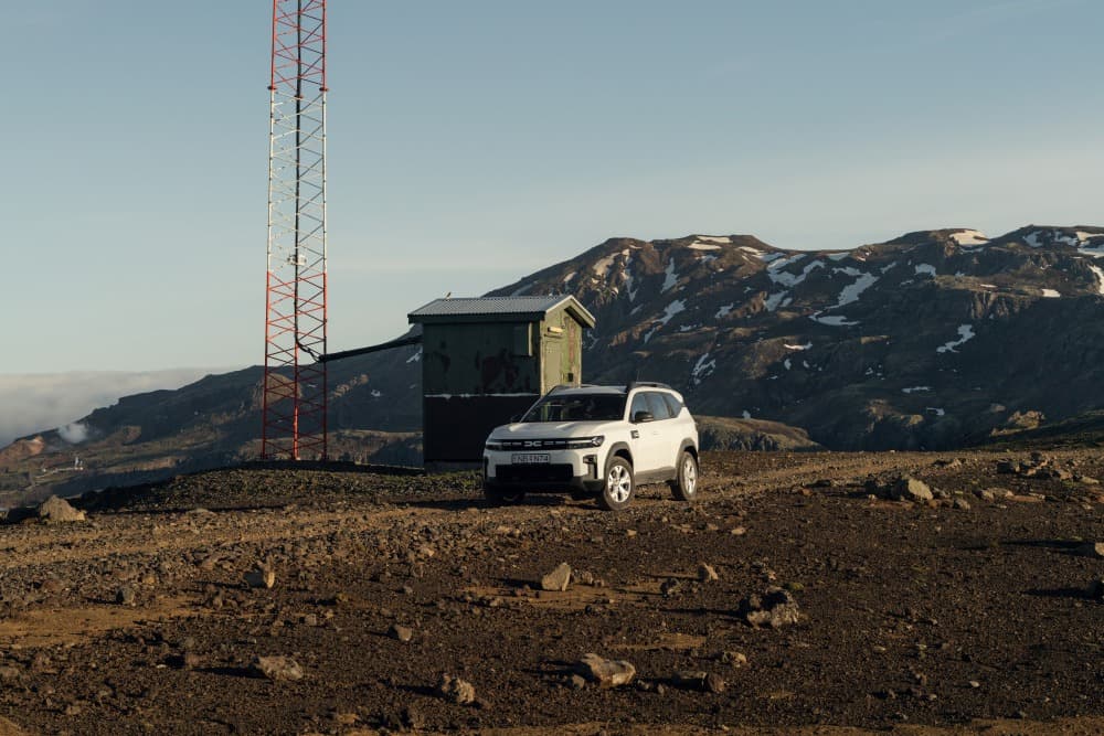 Mobilfunkmast in Island. Mietwagen von Blue neben einem Mobilfunkmast im Hochland Islands.