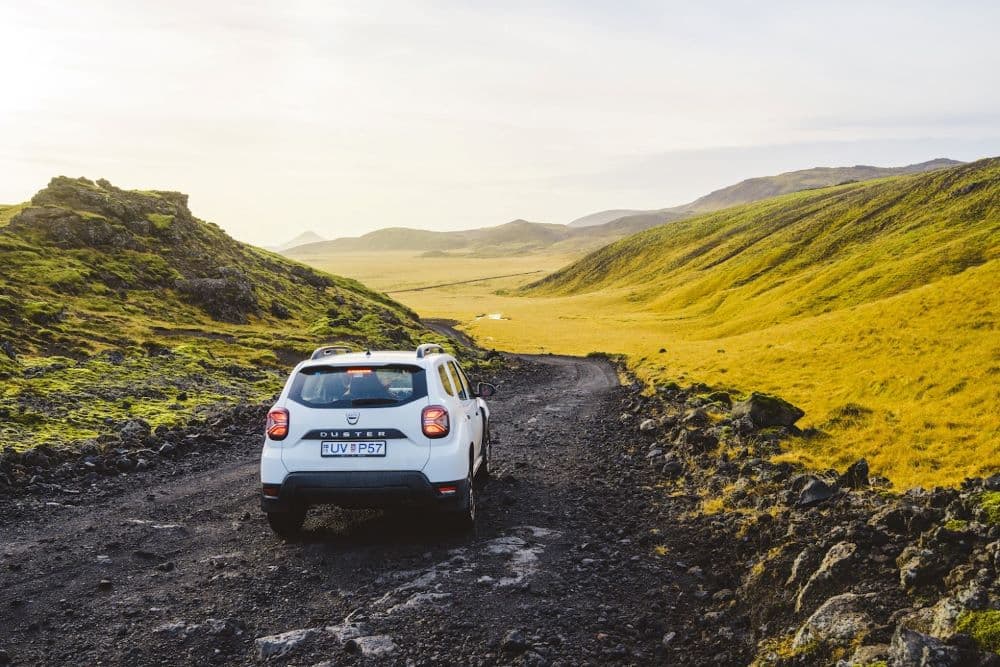 Dacia Duster 4x4 économique sur une route de gravier en Islande en été.