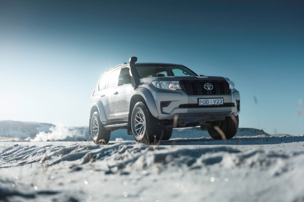 Conducción invernal en Islandia. Toyota Land Cruiser 4x4 conduciendo sobre la nieve en Islandia en invierno.