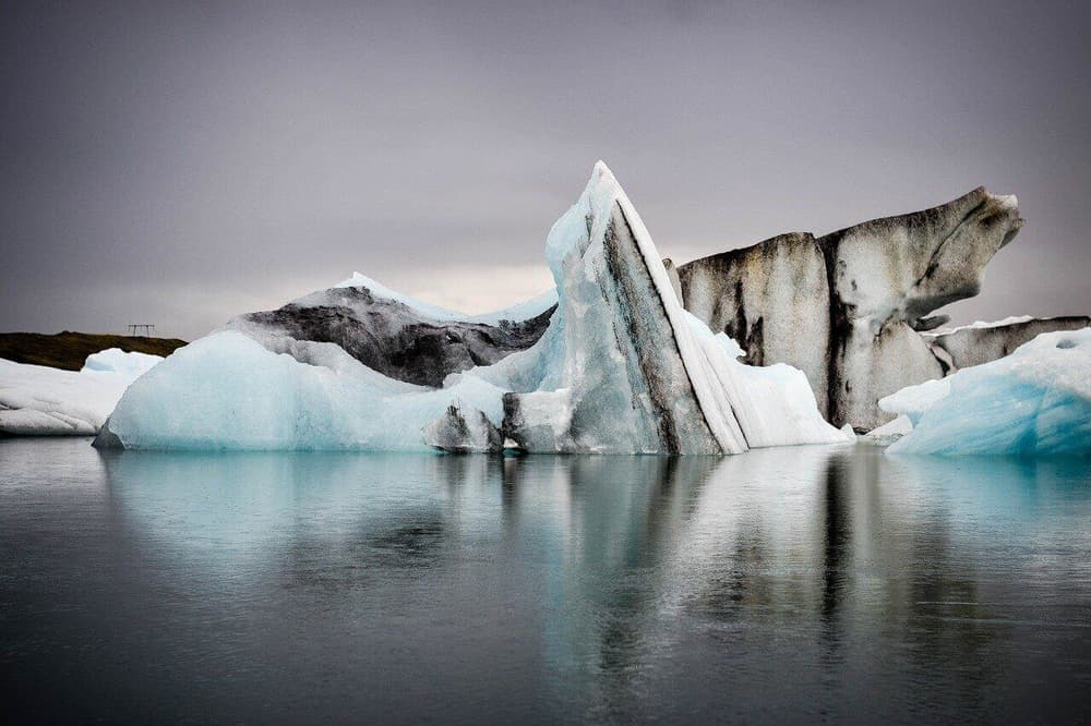 Floating icebergs in Jokulsárlón, glacier lagoon near vatnajökull glaicer in south Iceland.