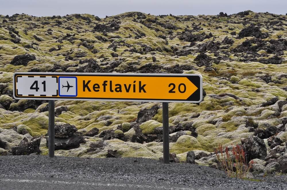 Panneau indiquant l’aéroport international de Keflavík sur la route principale d’Islande.