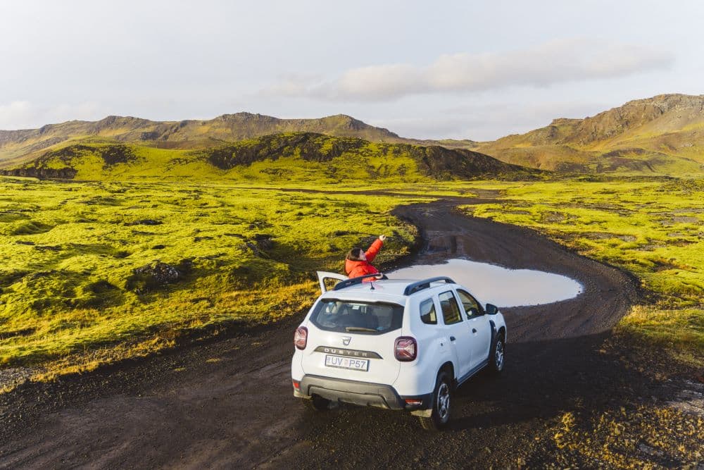 Femmes explorant l'Islande avec une voiture de location 4x4.