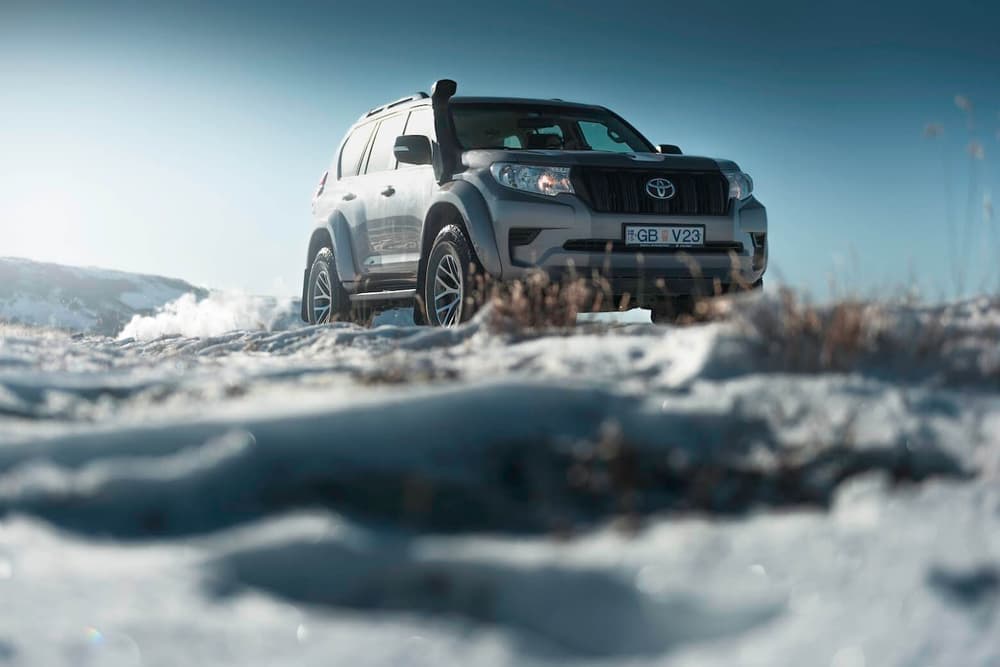 Gran coche de alquiler 4x4 en Islandia. Toyota Land Cruiser Adventure coche de alquiler 4x4 en Islandia.
