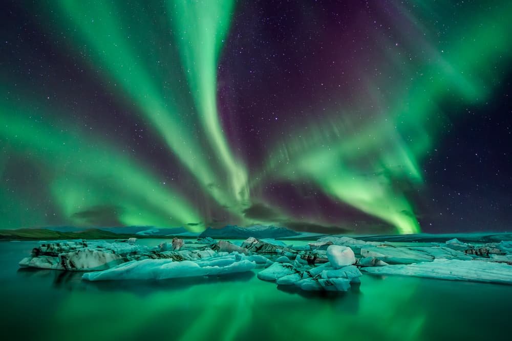 Nordlichter in Island. Gletscher mit Nordlichtern darüber in Island.