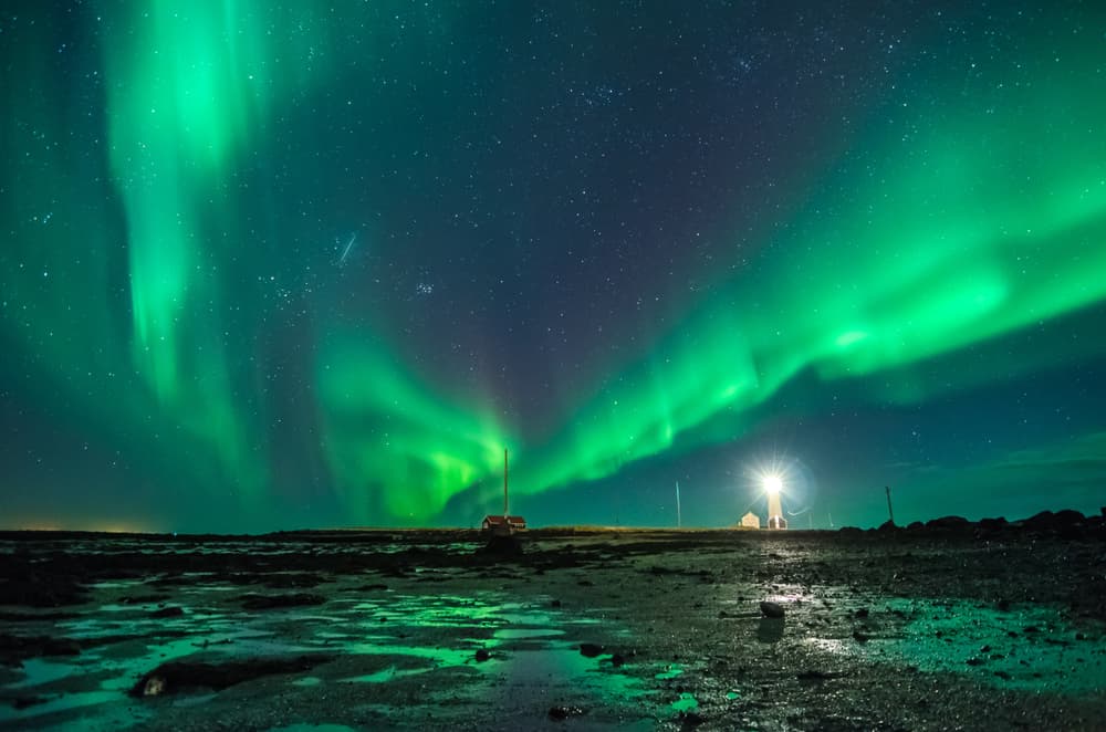 Nordlichter über dem Grótta-Leuchtturm in Reykjavík.