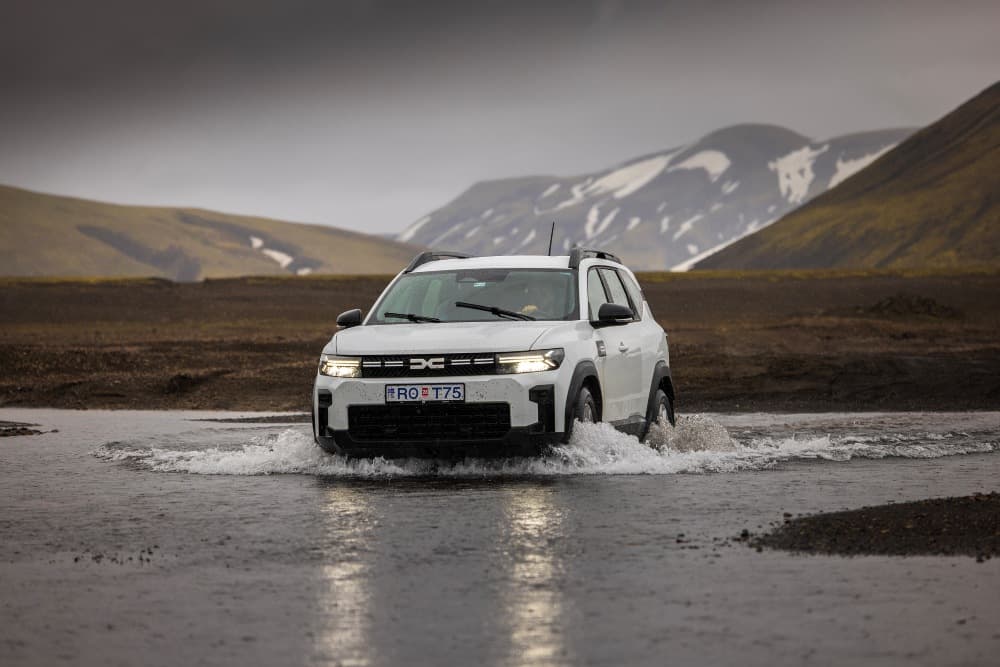 Traversée de rivière en Islande. Dacia blanche traversant une rivière en Islande.