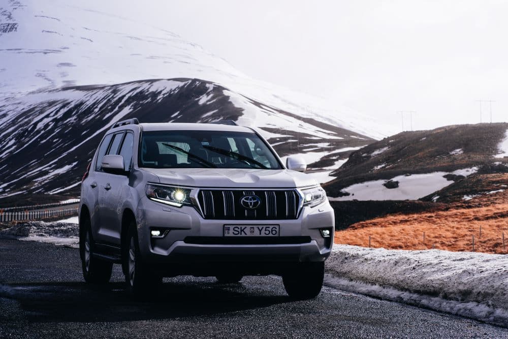 Carefree Islandia, coche de alquiler azul. Toyota Land Cruiser en Islandia, coche de alquiler azul.