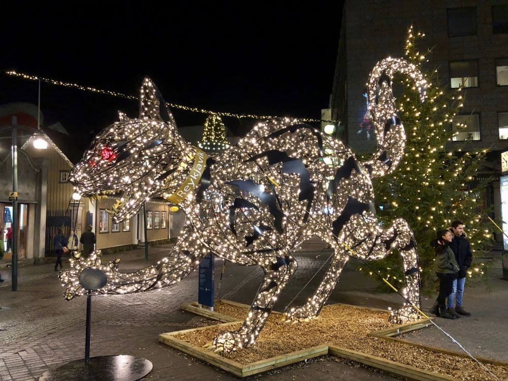 Estatua del Gato de Yule en Reikiavik durante la Navidad.