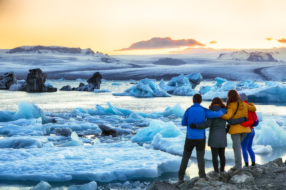 Famille à Jökulsárlón, lagune glaciaire. Famille à Jökulsárlón, lagune glaciaire.