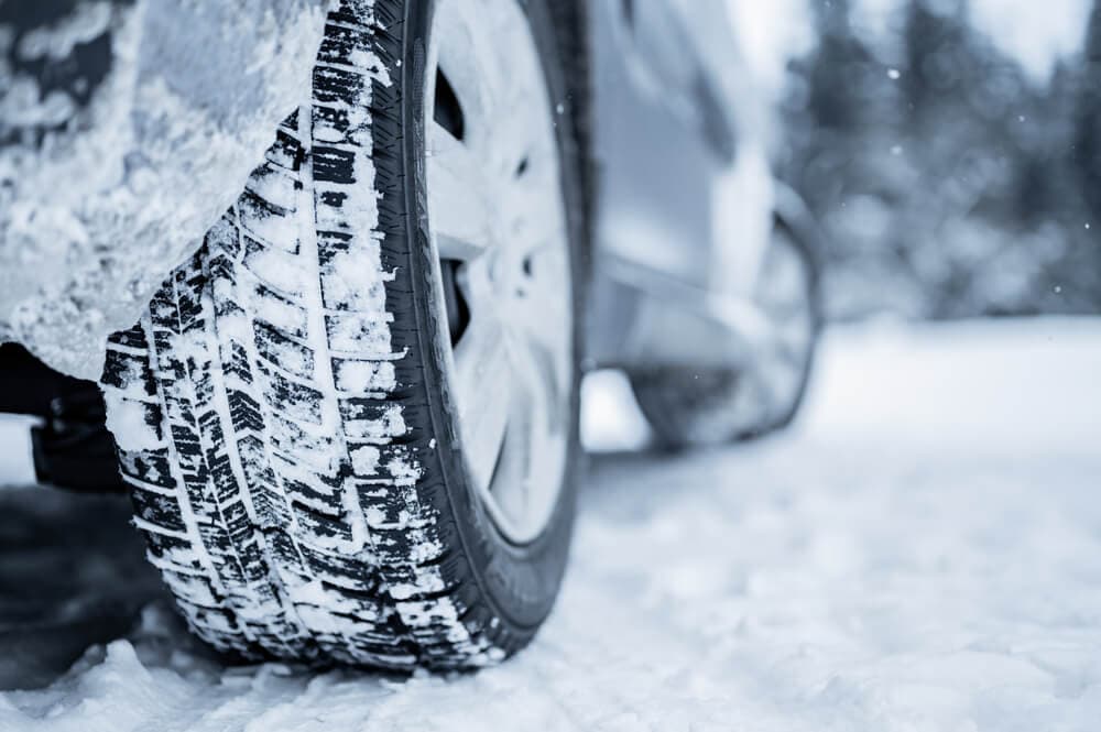 Neumáticos de invierno nevados. Neumáticos de invierno cubiertos de nieve en Islandia.