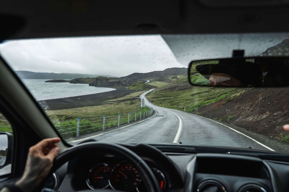 Âge de conduite, route en Islande. Conduite sur les routes d'Islande.
