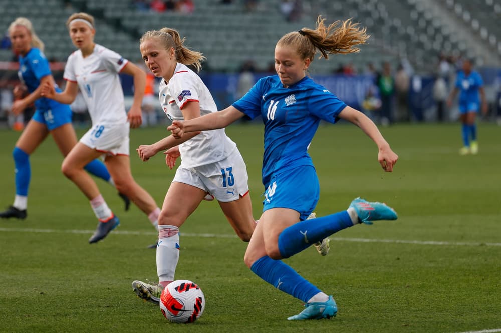 Amanda Andradottir Équipe de football féminin islandaise.