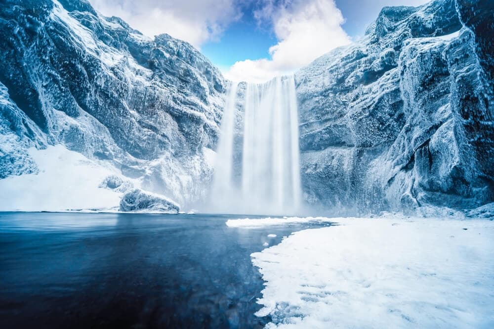 Skógafoss en invierno. Cascada Skógafoss congelada durante el invierno en Islandia.