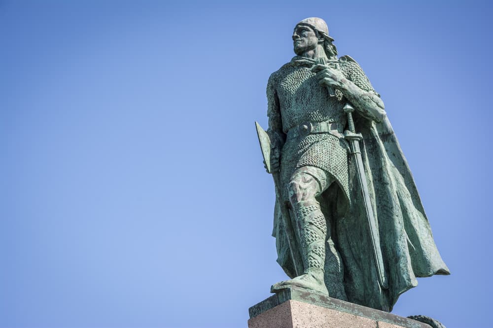 Statue d'Ingólfur Arnarson. Statue en bronze d'Ingólfur Arnarson se dressant contre un ciel bleu clair