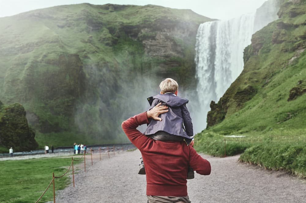 Père et fils à la cascade de Skogarfoss. Père et fils à la cascade de Skogarfoss.