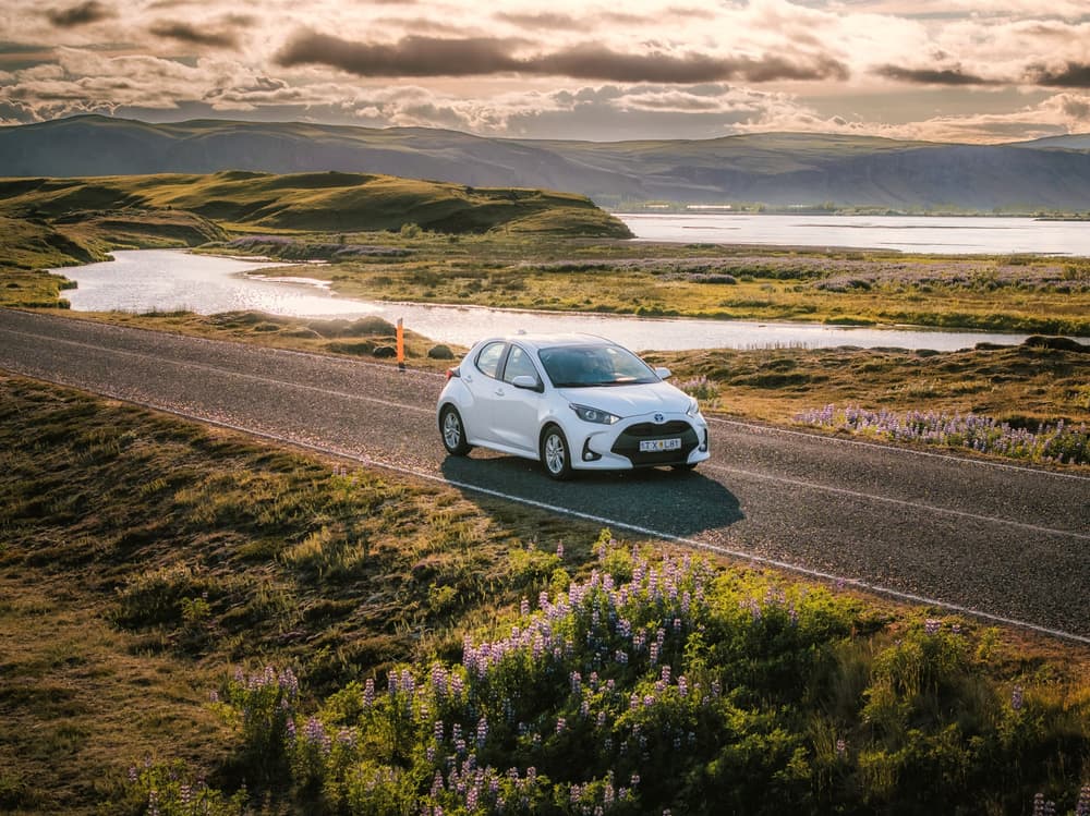 Sommernacht in Island. Toyota Yaris Mietwagen in Island im Sommer.