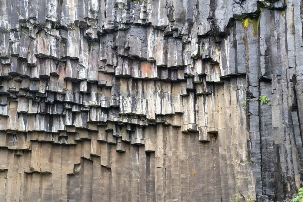 Formations hexagonales de basalte de Svartifoss. Colonnes de basalte entourant la chute d'eau noire de Svartifoss, formation géologique en Islande