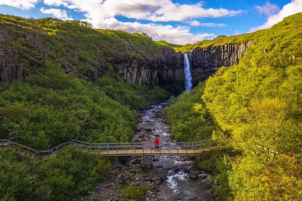 Sentier de randonnée vers Svartifoss. Sentier de randonnée vers la chute d'eau Svartifoss depuis le centre d'accueil de Skaftafell, Islande