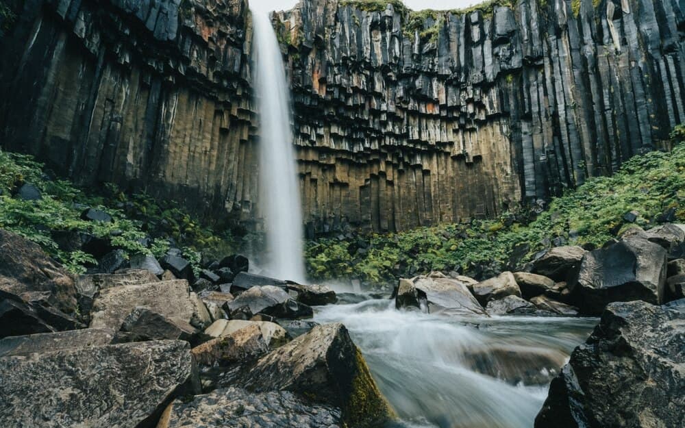 Vue frontale complète de Svartifoss avec colonnes de basalte. Chute d'eau Svartifoss avec colonnes de basalte à Skaftafell, parc national Vatnajökull, Islande