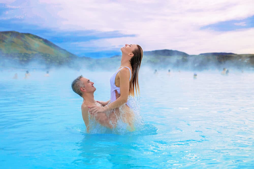Couple se relaxant dans les eaux géothermiques du Blue Lagoon en Islande.