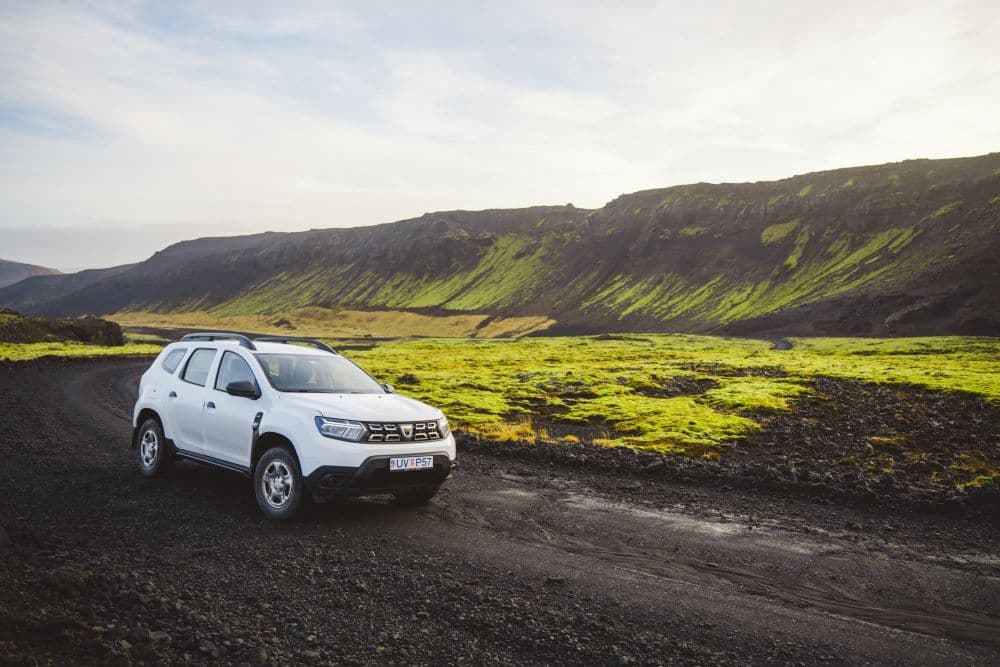 Dacia Duster fährt auf einer F-Straße im Hochland von Island.