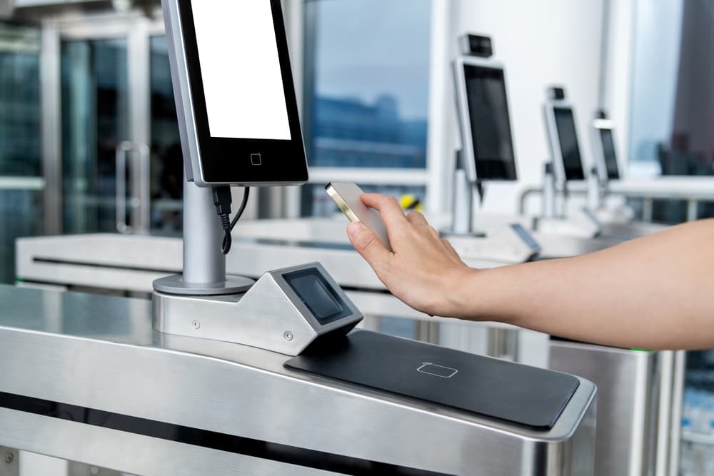 Telefon scannt den QR-Code bei der Ankunft.