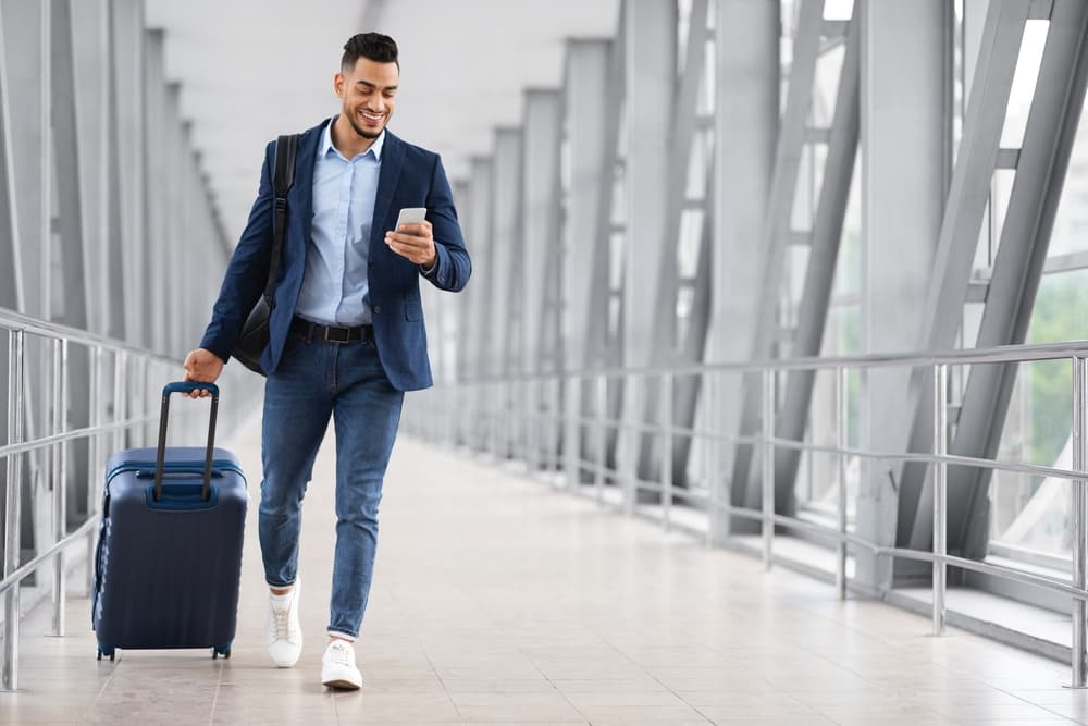 Reisender erhält eine Benachrichtigung auf seinem Telefon am Flughafen in Island.