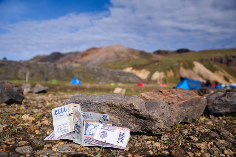 1000 ISK notes at Landmannalaugar.