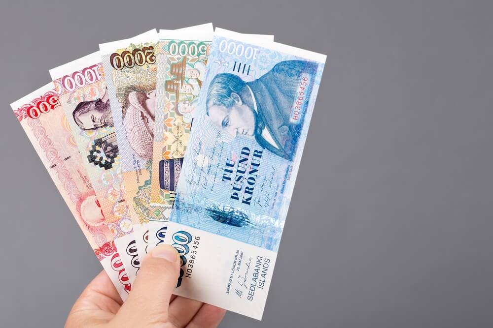 All the Iceland Krona notes 