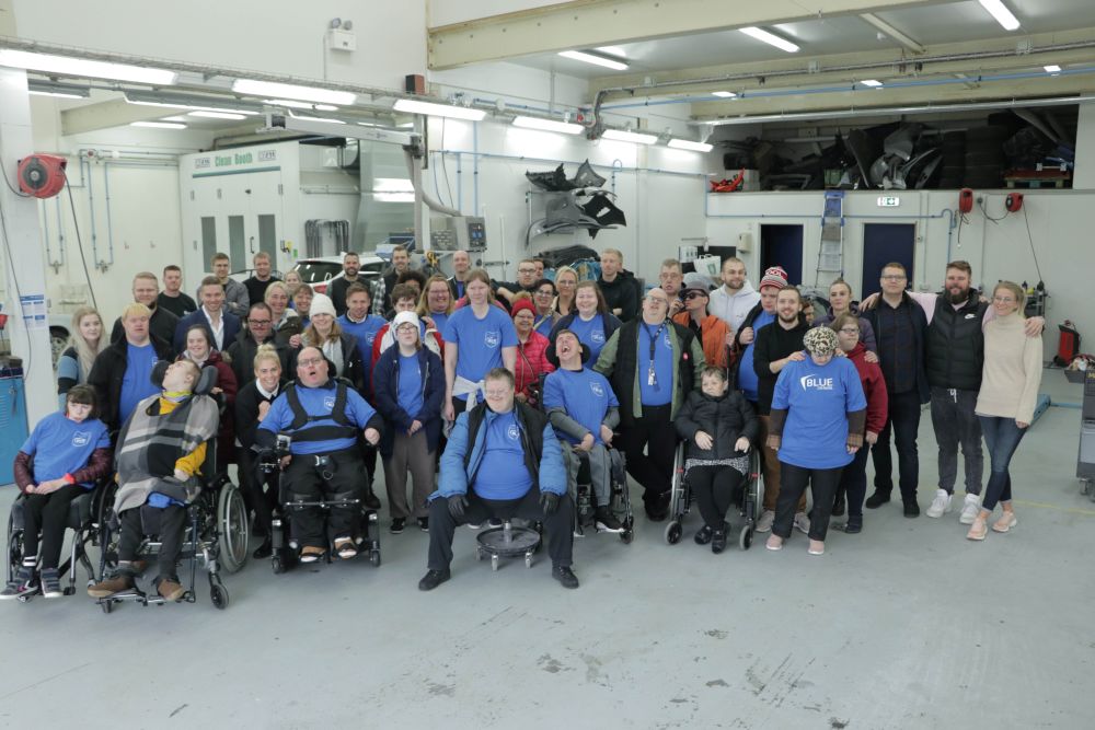 Blue Cares day. A group from Hæfingarstöðin visiting Blue Car Rental workshop in Blue Cares day.