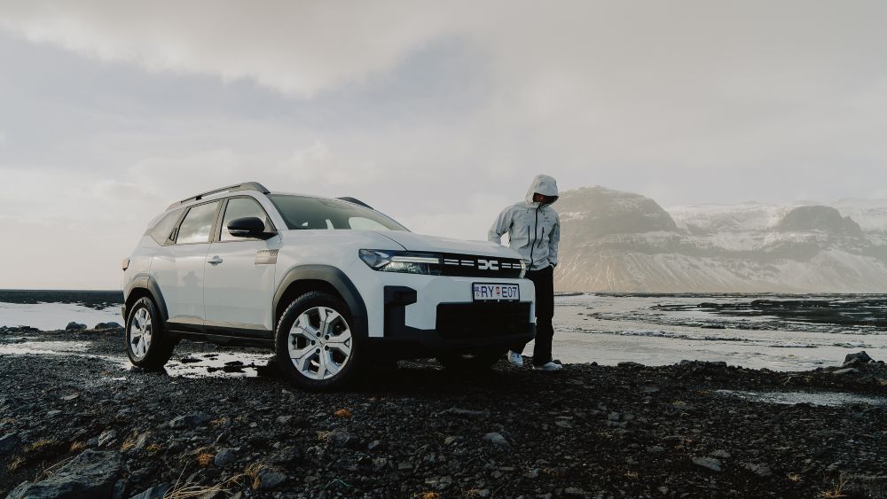 Snow tires in Iceland: What every winter driver needs to know