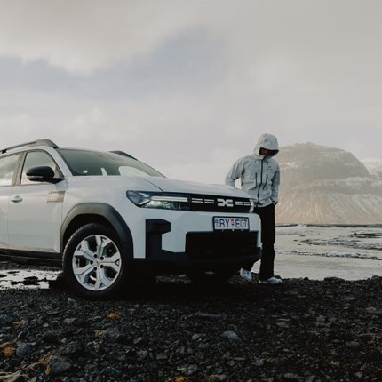 Snow tires in Iceland: What every winter driver needs to know