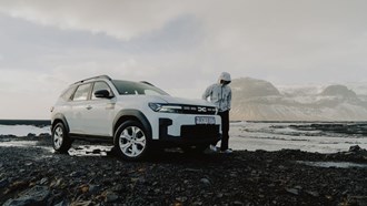 Snow tires in Iceland: What every winter driver needs to know